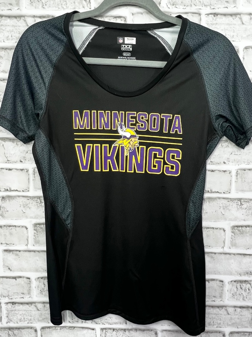 NWT🤩 |•NFL TEAM•| Minnesota Vikings Shirt Size Small - Picture 1 of 5